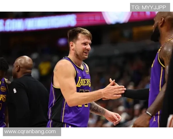 雷迪克：东契奇的手指肿胀有所好转，他有望在未来几场中复出