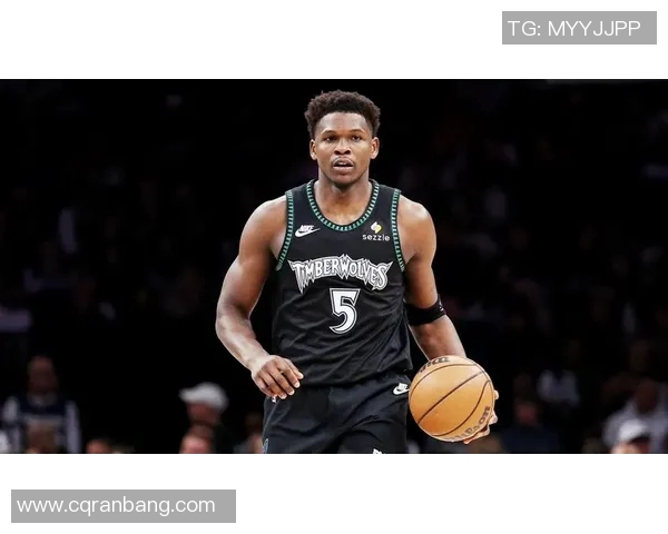 眼神有点拉丝儿了👀！爱德华兹和字母哥赛后拥抱耳语